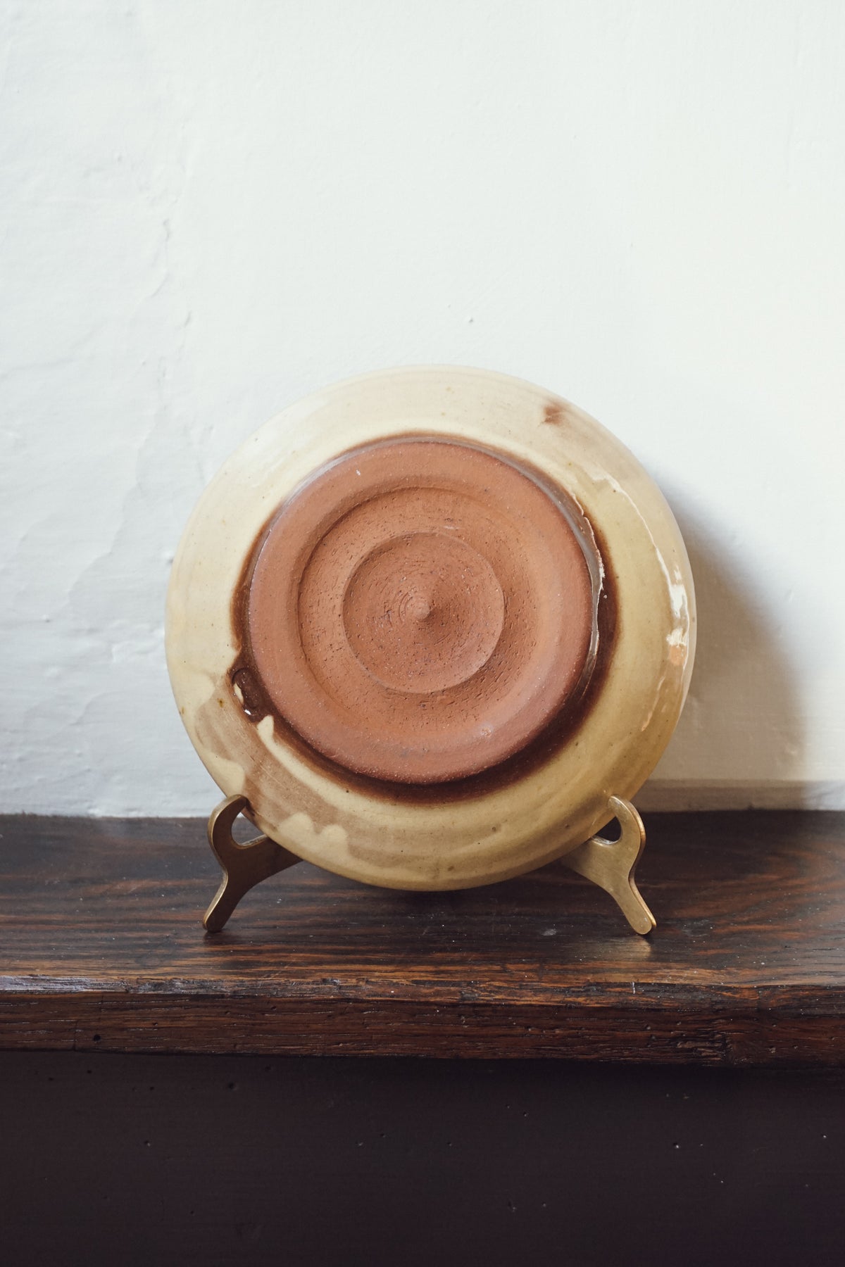 Finger dots slipware plate by Eve Gnoyke