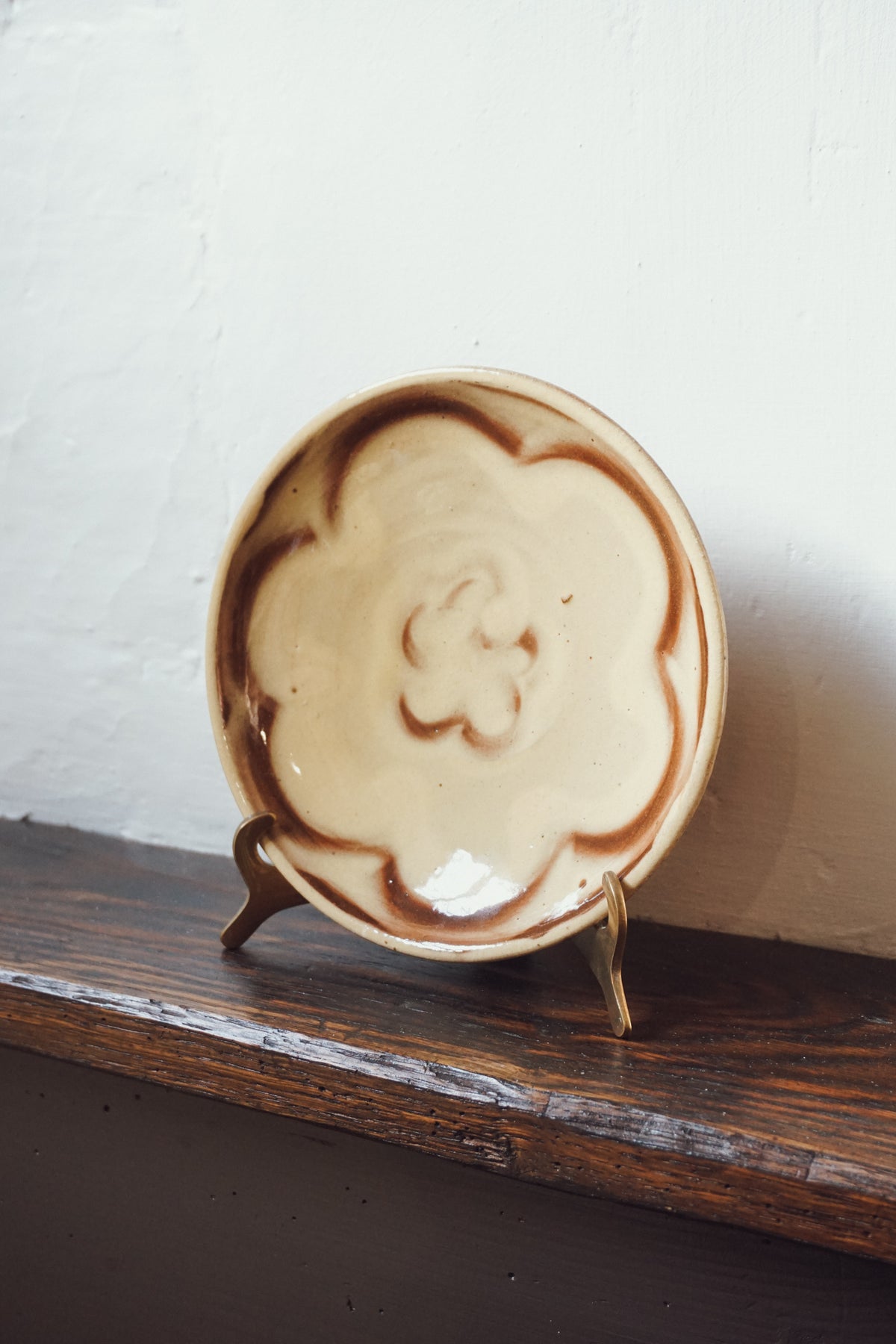 Floral slipware plate by Eve Gnoyke