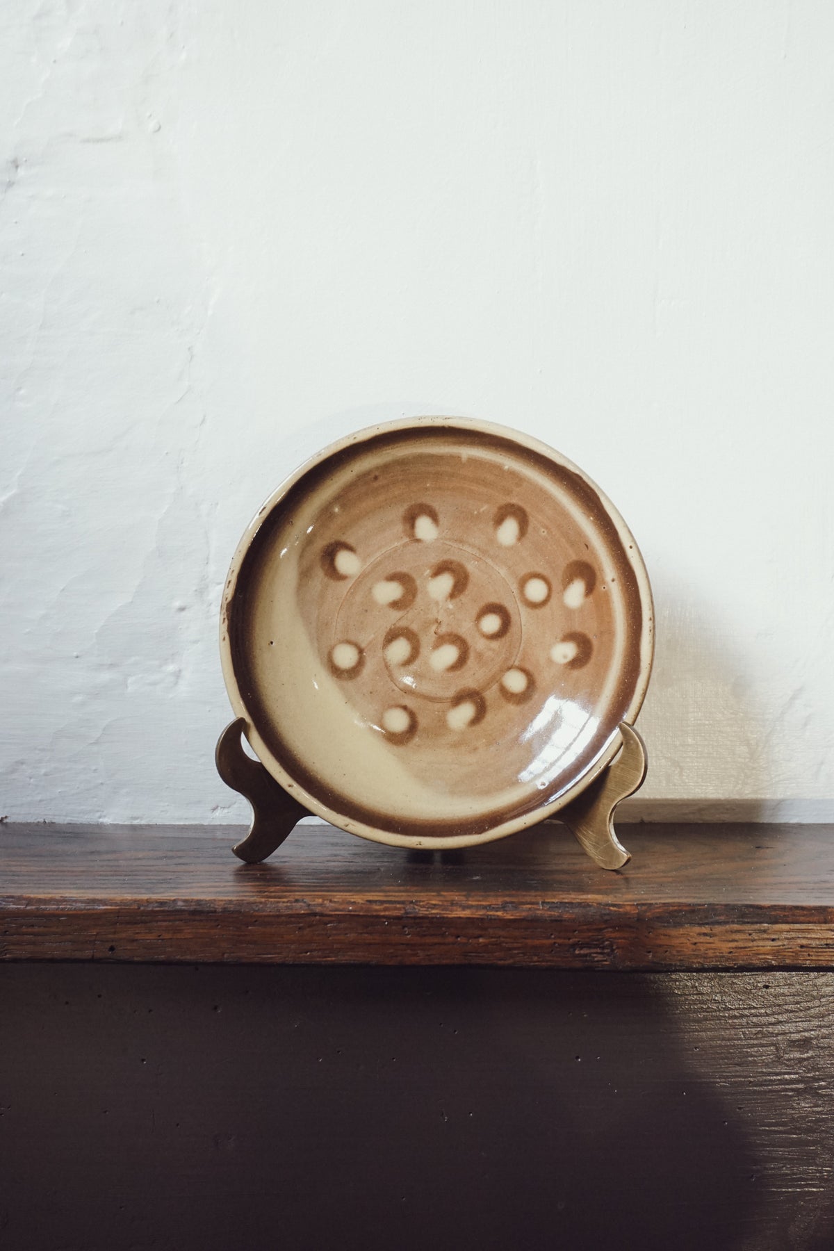 Finger dots slipware plate by Eve Gnoyke