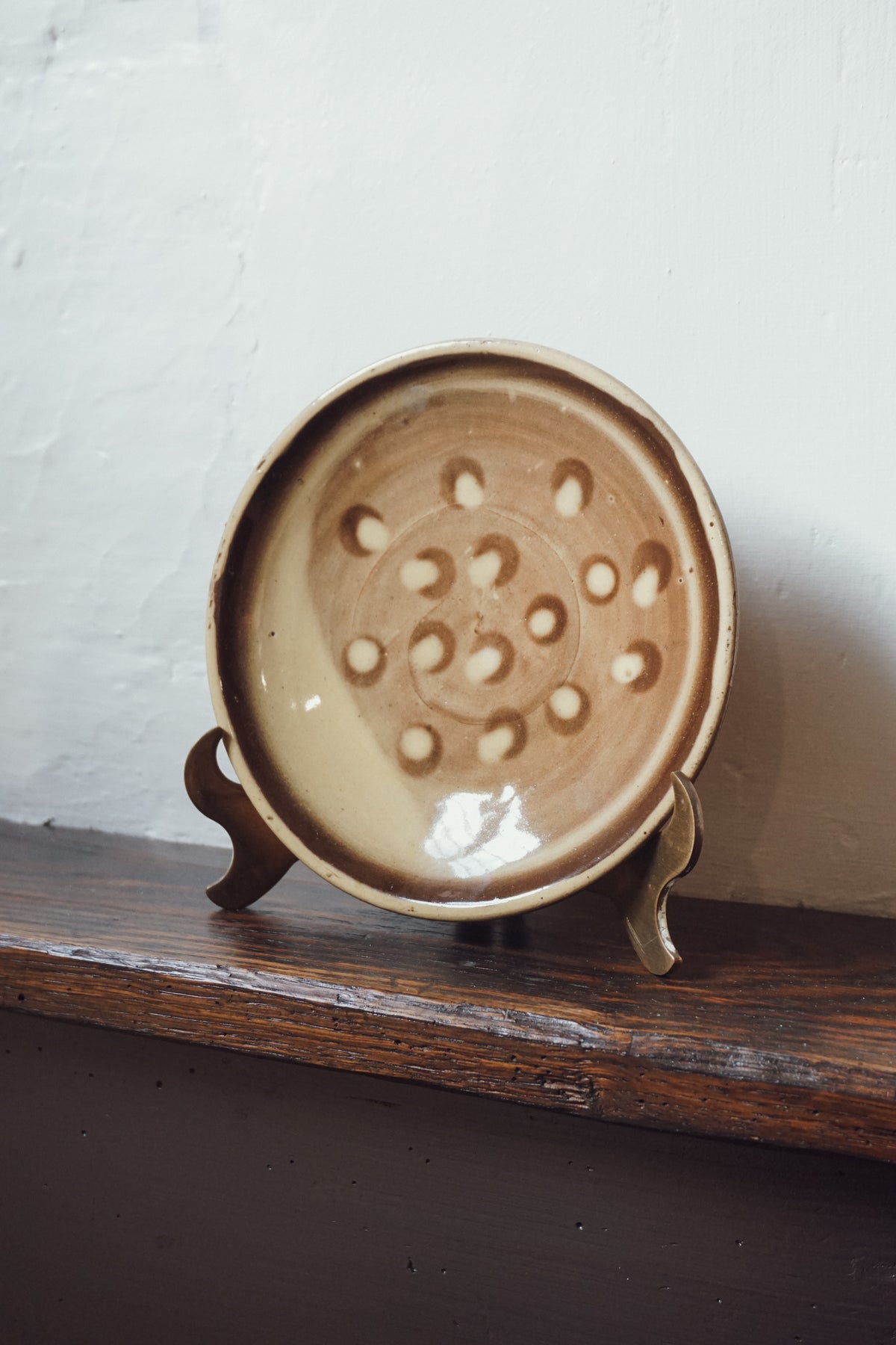 Finger dots slipware plate by Eve Gnoyke
