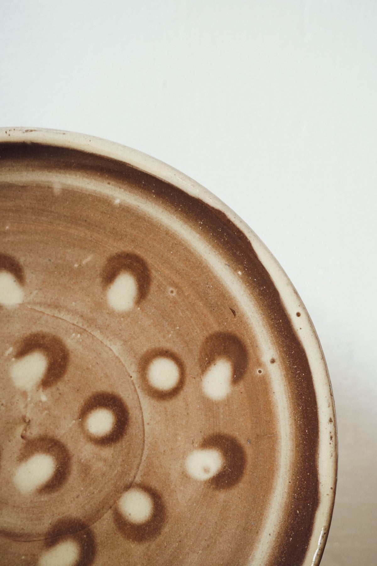 Finger dots slipware plate by Eve Gnoyke