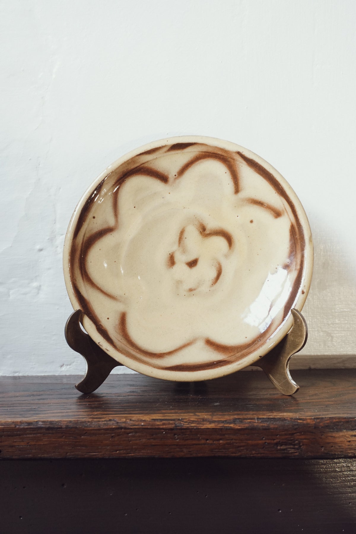 Floral slipware plate by Eve Gnoyke