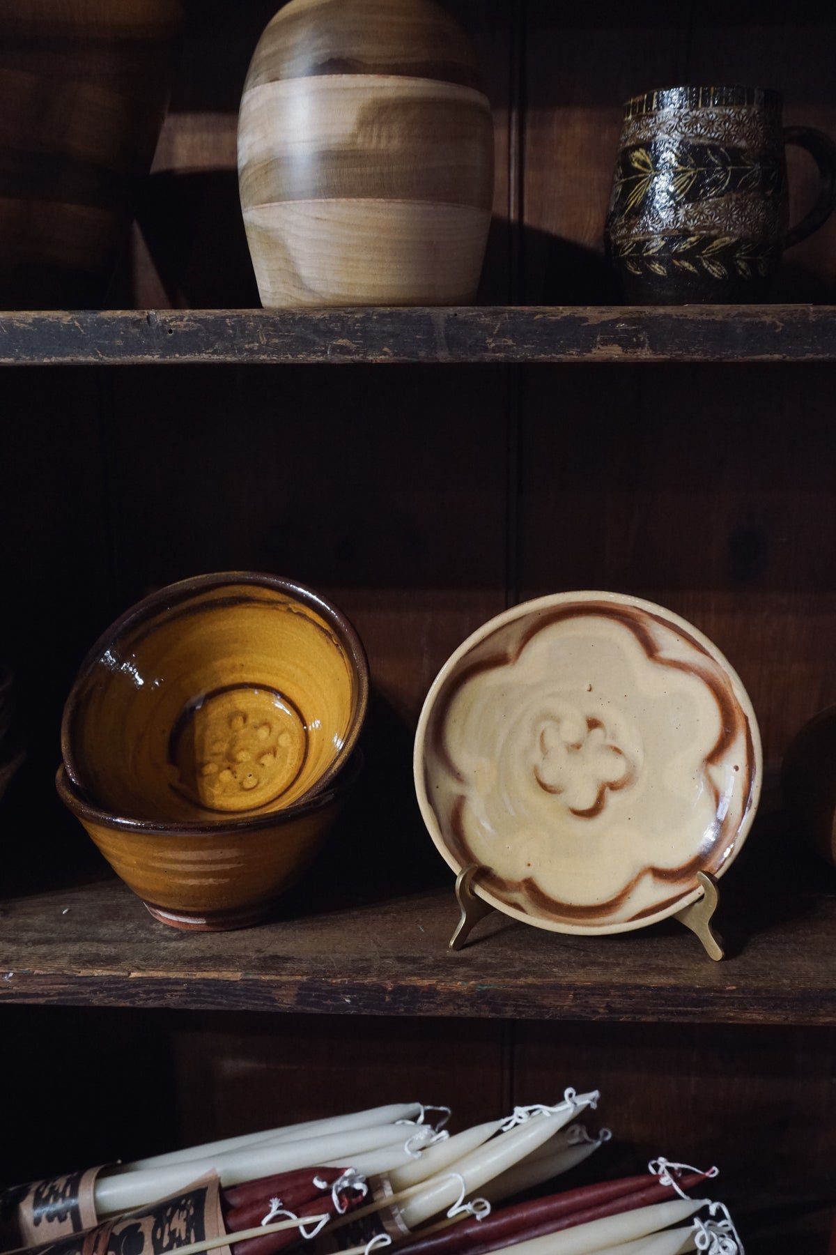 Floral slipware plate by Eve Gnoyke