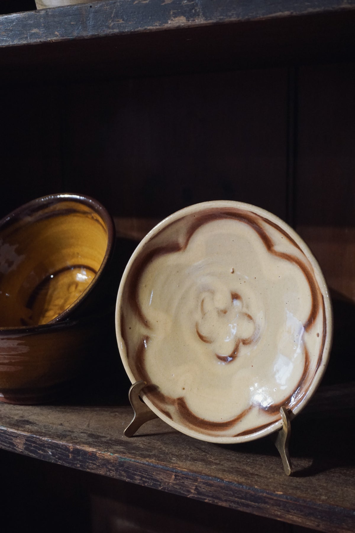 Floral slipware plate by Eve Gnoyke