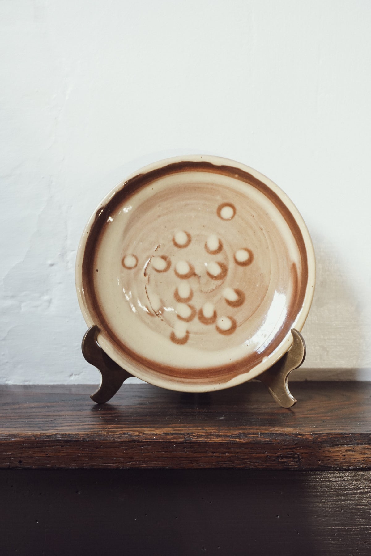 Finger dots slipware plate by Eve Gnoyke