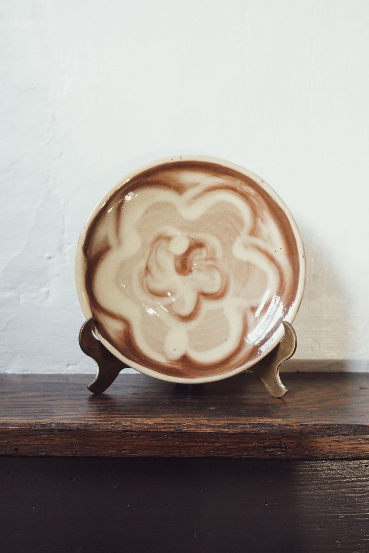 Floral slipware plate by Eve Gnoyke