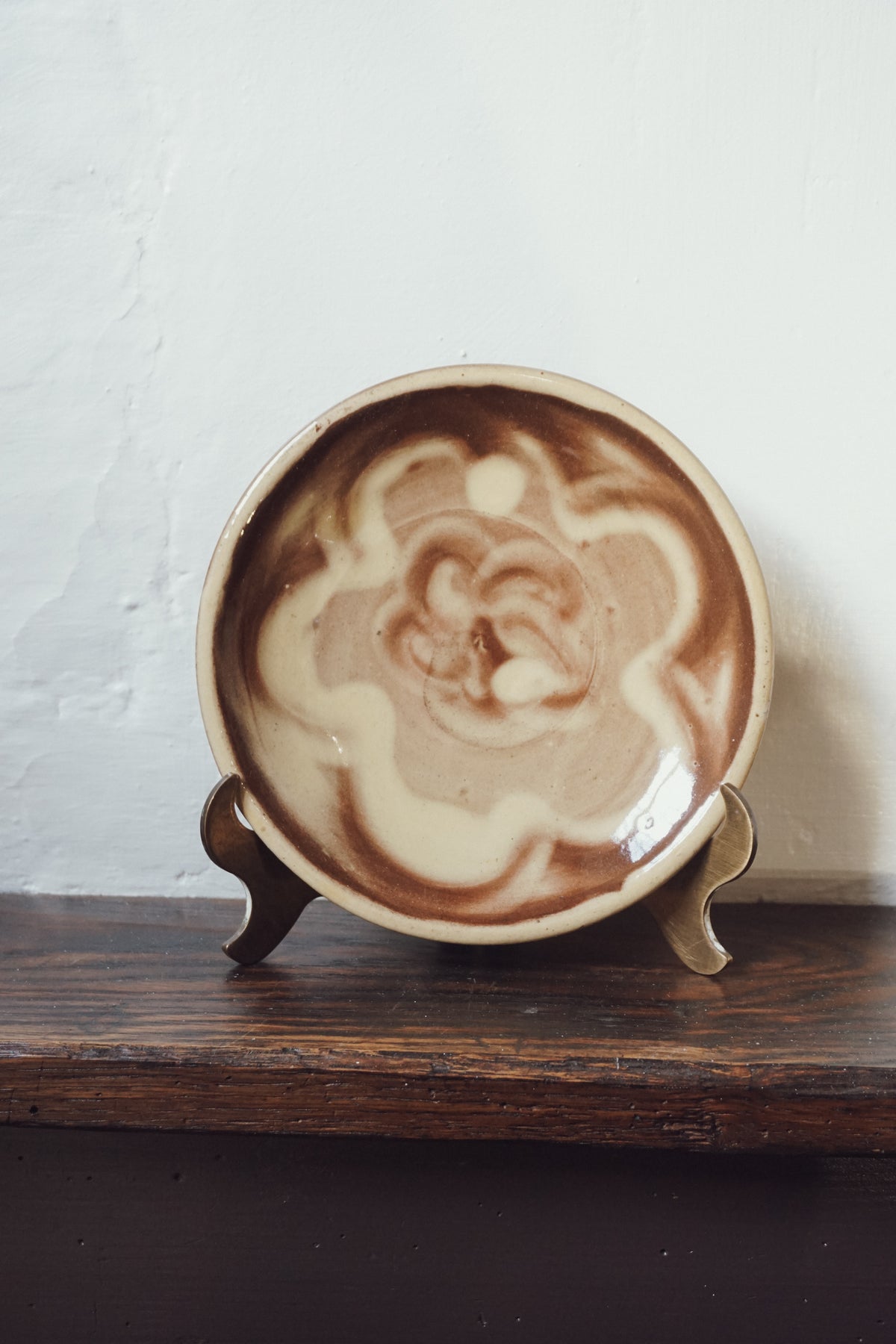 Floral slipware plate by Eve Gnoyke