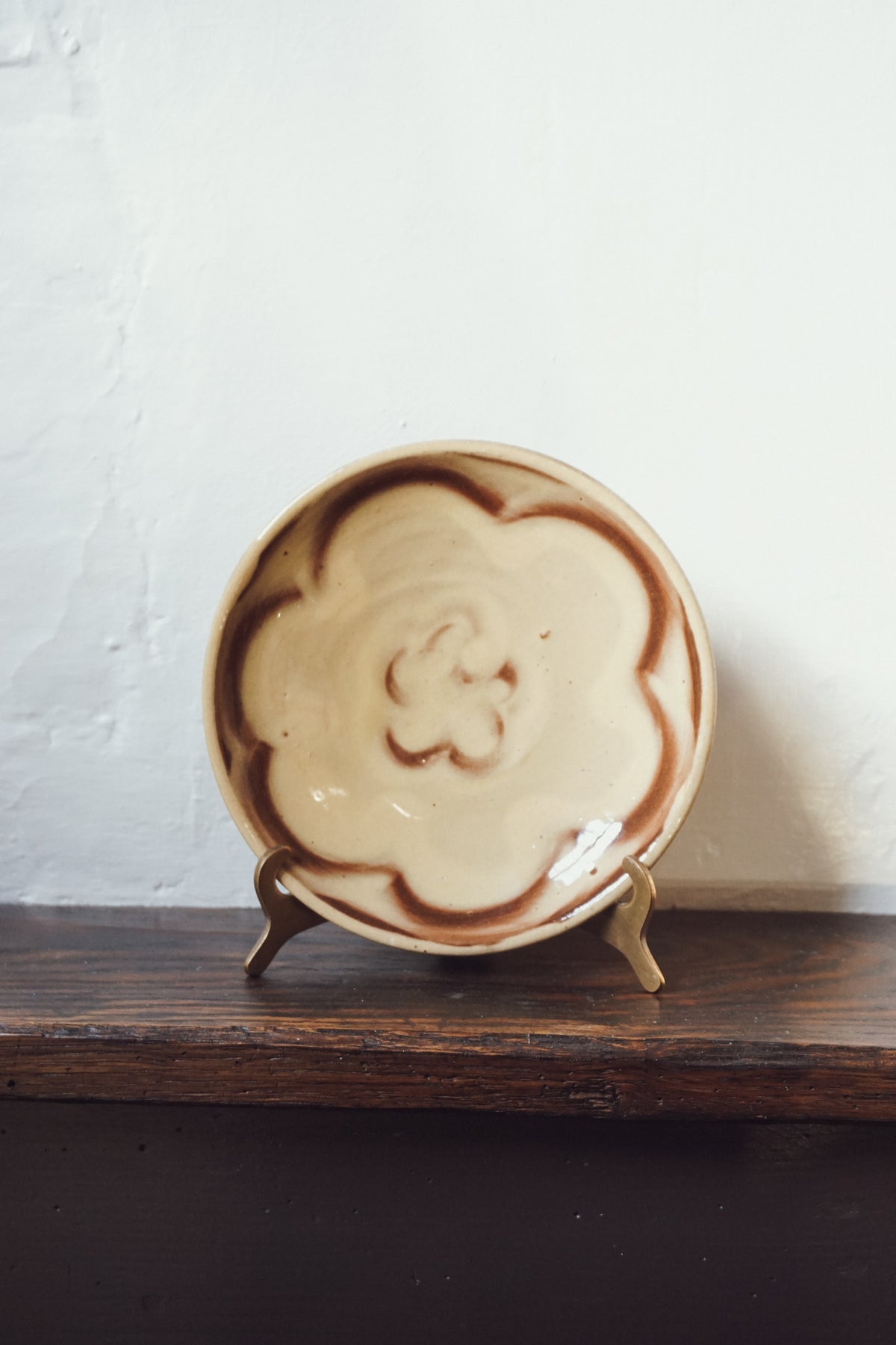 Floral slipware plate by Eve Gnoyke
