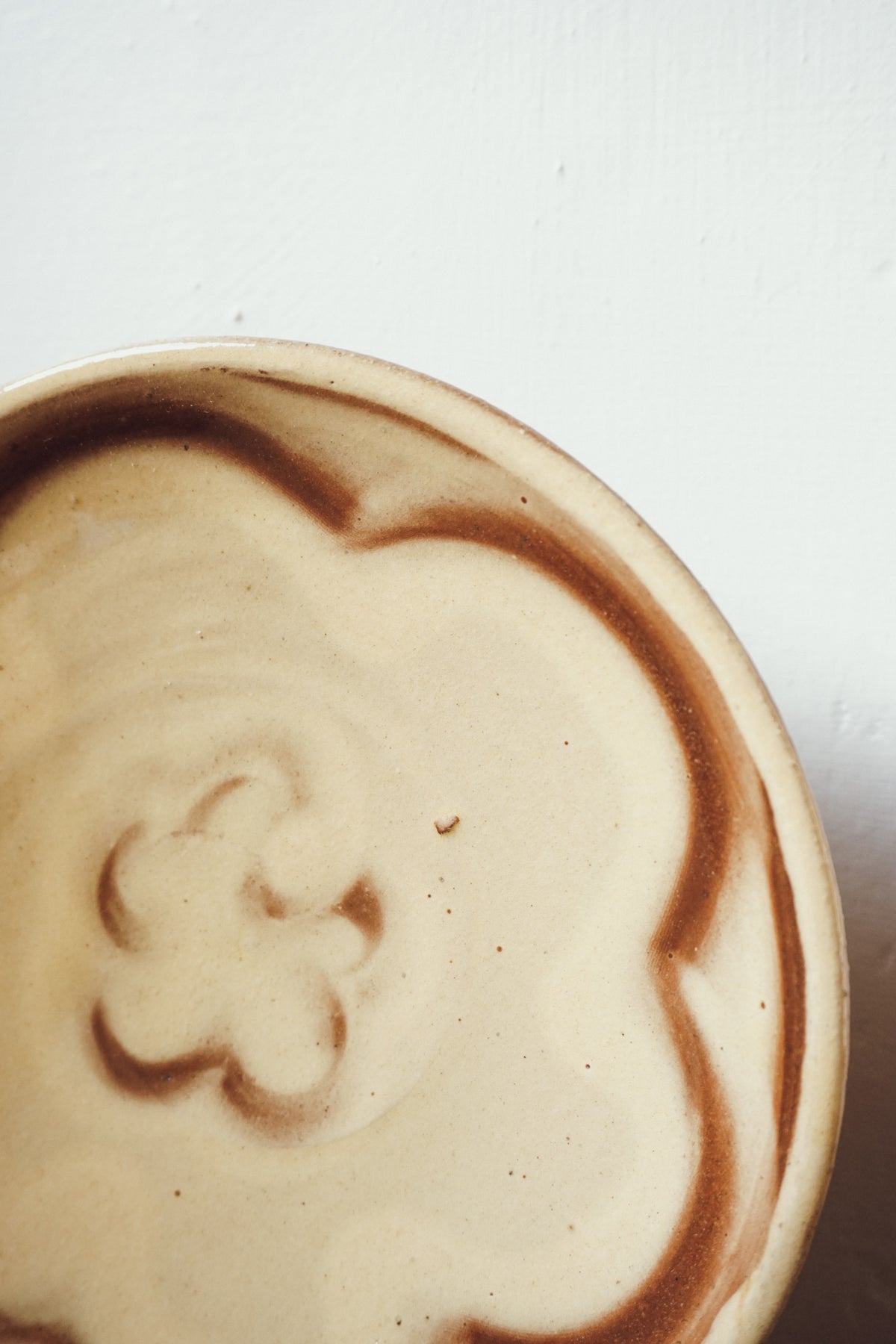Floral slipware plate by Eve Gnoyke