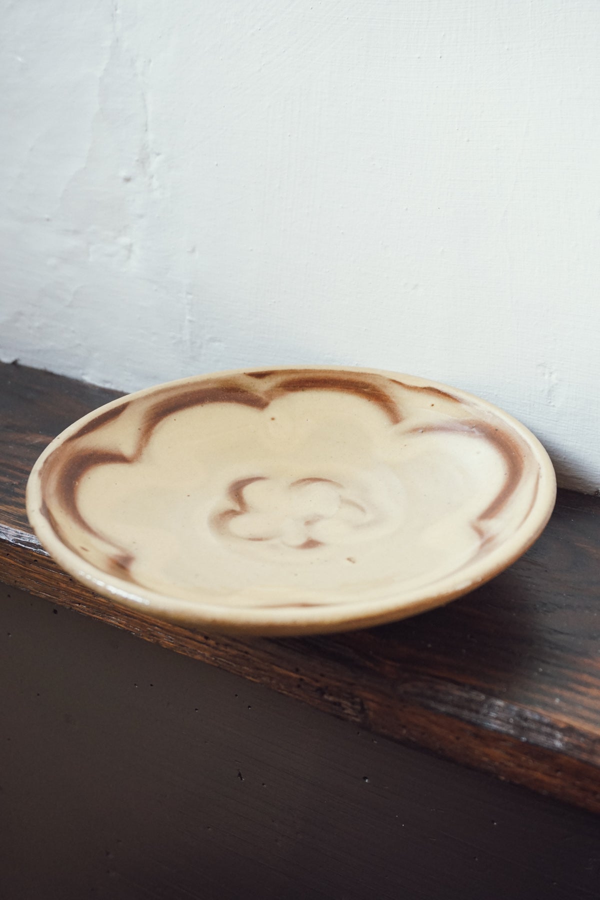 Floral slipware plate by Eve Gnoyke