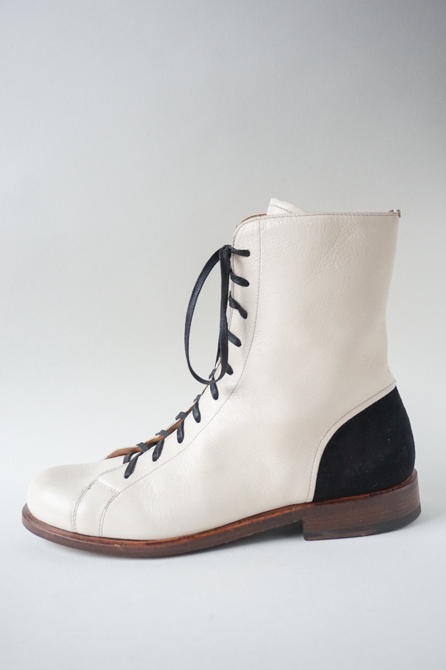 SAMPLE. JACKDAW BOOT - CREAM. SIZE 40